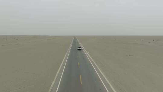 汽车穿越无人区在笔直沙漠公路行驶2