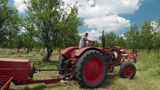 一个农民准备在田野上用干草打包机工作的天高清在线视频素材下载