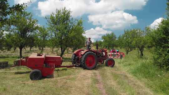 一个农民准备在田野上用干草打包机工作的天
