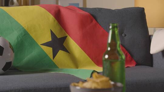 沙发上的加纳国旗和足球特写视频素材模板下载