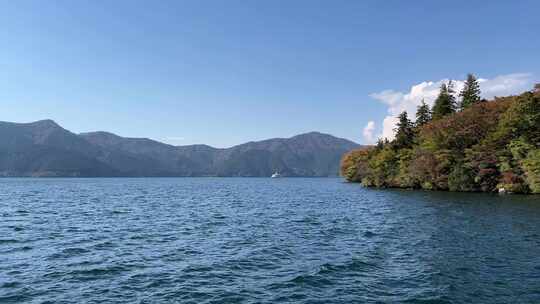 阳光明媚的一天，日本箱根的阿希湖