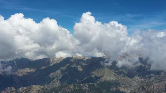 山脉云雾缭绕山峰航拍