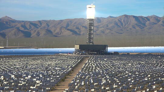 沙漠里的大型太阳能发电设施视频素材模板下载