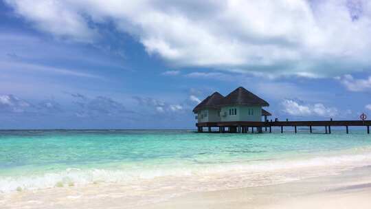马尔代夫白色沙滩与海上木屋栈道4K风光视频素材模板下载