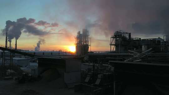 日落时分的工厂