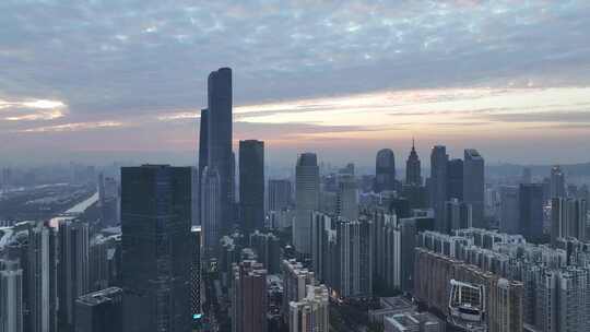 航拍广东广州黄昏时分的城市天际线景观