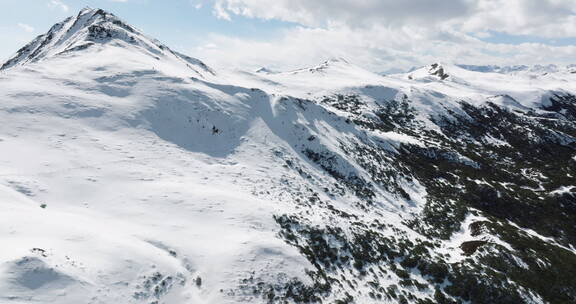 夹金山冬季航拍白雪覆盖山脊