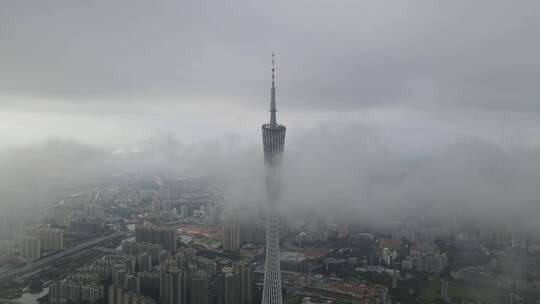 云雾缭绕的广州塔