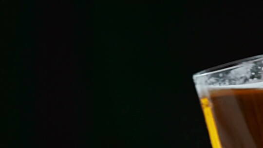 啤酒 酒花 泡沫 酒瓶 干杯视频素材模板下载