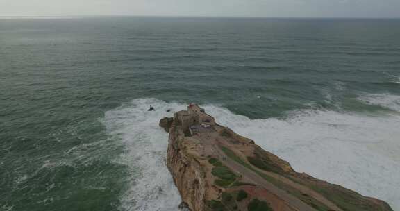 葡萄牙纳扎雷灯塔和海岸线的鸟瞰图。