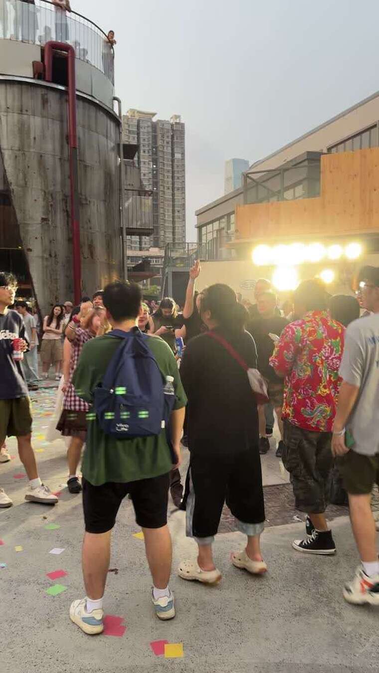 户外人群聚集活动场景