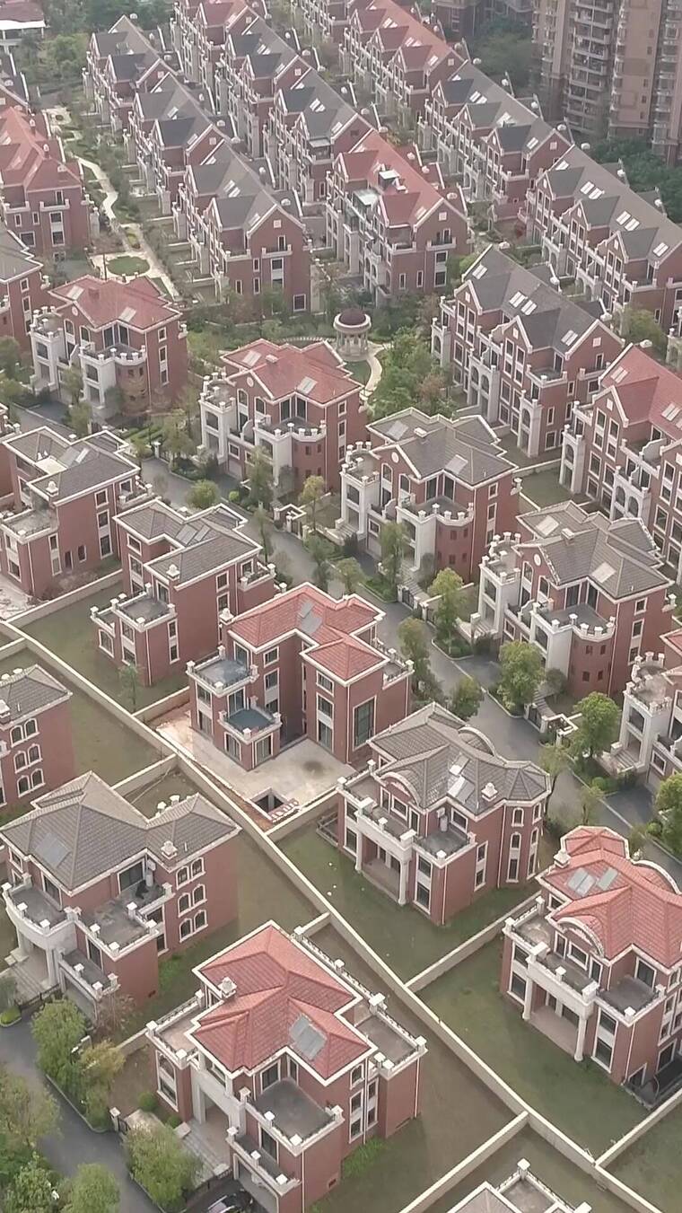 别墅临江别墅区航拍建筑泳池豪宅小区竖屏