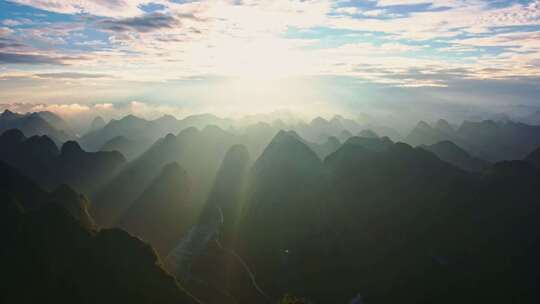 早晨日出朝阳曙光群山成林山峰广西自然美景