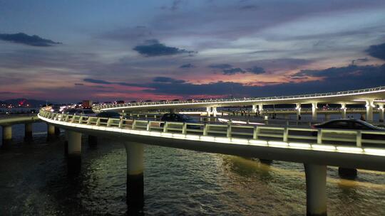 落日余晖，航拍穿过海上大桥的夕阳视频素材模板下载