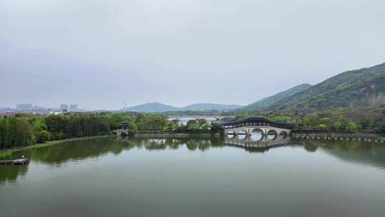 航拍春雨迷蒙下的江苏无锡蠡湖国家湿地公园