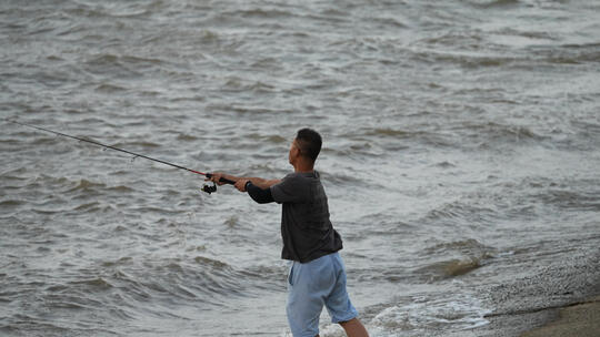 慢镜头升格拍摄长江江滩钓鱼的少年