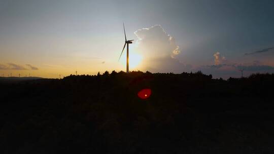 风力发电视频金色夕阳下旋转的发电风车