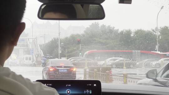 下雨天开车等红绿灯