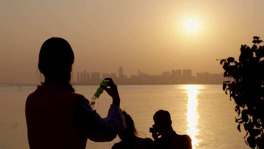 海边看夕阳的人物背影剪影