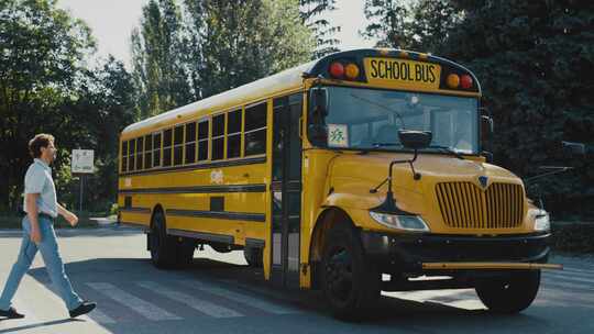 校车，公共汽车，黄色，司机