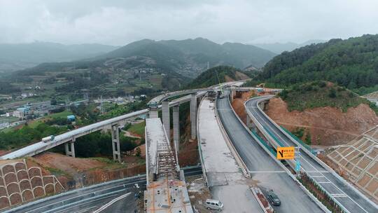 公路建设视频架桥施工中的云南山区高速公路