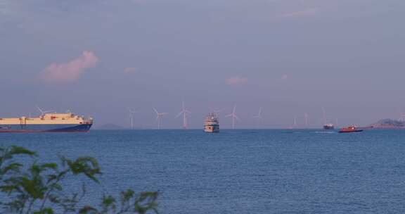 珠海桂山岛风车海面上行驶的游轮