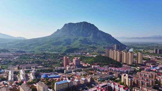 河北张家口市下花园区鸡鸣山脚下的城镇全景