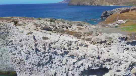 帕帕弗拉加斯海滩的悬崖和海滩，米洛斯，希腊视频素材模板下载
