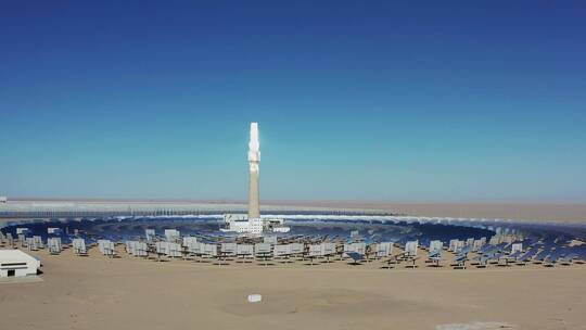 太阳能发电厂在蓝天沙漠背景