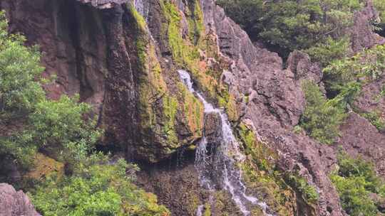 山间瀑布从石缝流下 瀑布 山泉水 C111