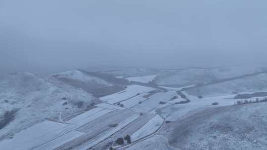 航拍风雪交加的山脉田野