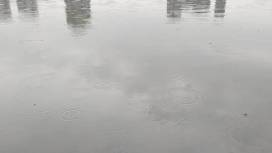 下雨 雨水滴落在河里