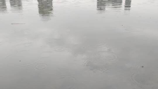 下雨 雨水滴落在河里视频素材模板下载
