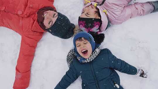 孩子们做一个躺在雪地上的雪天使