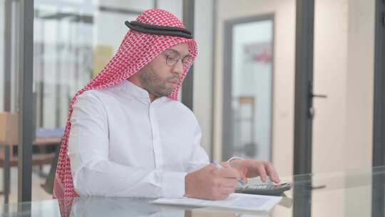 阿拉伯人在工作中做财务计算