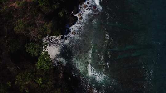 海滩海浪撞击海岸的俯视图