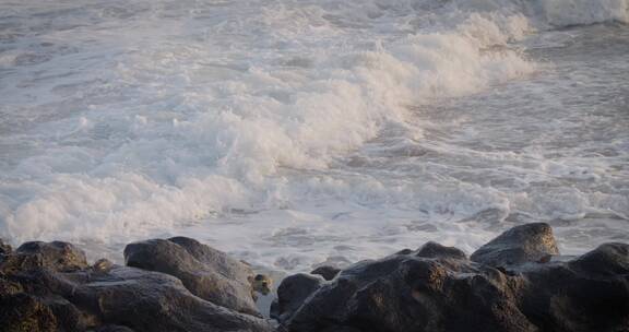 翻滚的海浪拍打岩石