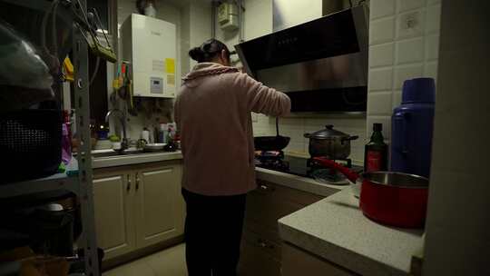 夜晚家庭主妇女人妇女在厨房做饭炒菜视频素材模板下载