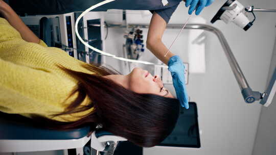 垂直视频耳鼻喉科医生执行病人鼻子内窥镜检