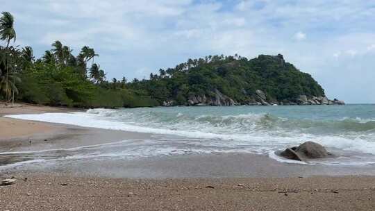 海浪撞击沙滩的延时视频