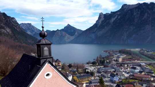 教堂尖顶俯瞰特劳恩西湖和上奥地利萨尔兹卡