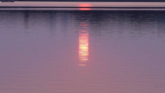 夕阳余辉湖水中倒影视频素材模板下载