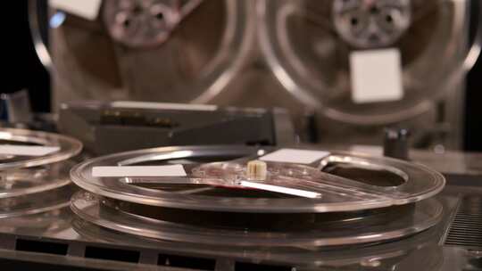 录音机上的磁带在播放音乐视频素材模板下载