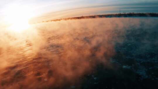 早上穿越机航拍河上日出晨雾