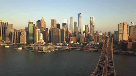 美国航空公司：在布鲁克林大桥上空向后飞行，曼哈顿景观特写美国国旗