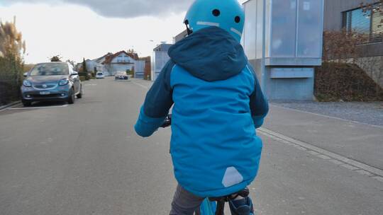 男孩在路上骑自行车