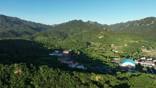 航拍辽宁千山山谷村庄风景