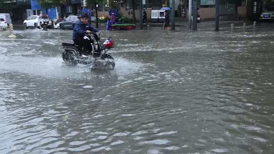 西安突发暴雨路面积水严重