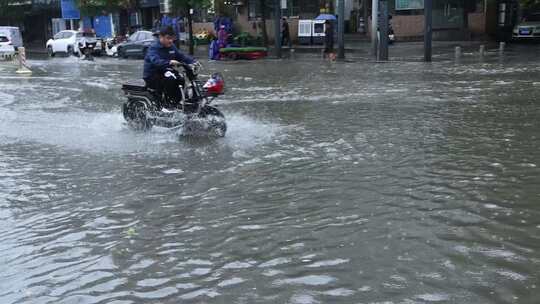 西安突发暴雨路面积水严重视频素材模板下载
