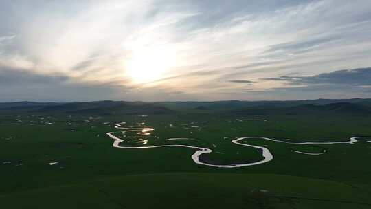 暮色下的无垠草原蜿蜒河流视频素材模板下载